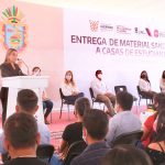 Entrega Evelyn Salgado Pineda equipo sanitizante para 73 casas del estudiante