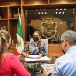 La gobernadora Evelyn Salgado Pineda, atenta a las peticiones del pueblo, con la titular de la Dirección de Atención Ciudadana, Citlali Arroyo y el Director General de Comunicación Social, René Posselt Aguirre