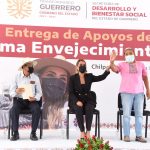 Entrega Evelyn Salgado a adultos mayores recursos del Programa Envejecimiento Digno