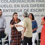 Entrega Evelyn Salgado escrituras a familias de 45 colonias de Acapulco en coordinación con el INSUS