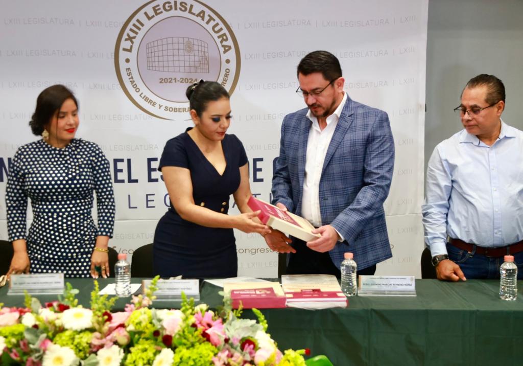Entrega Ludwig Reynoso el Primer Informe de Gobierno de Evelyn Salgado ...