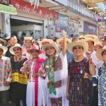 En un hecho inédito, en el Paseo del Pendón, Evelyn Salgado, convive durante todo el desfile con las danzas, en la fiesta más importante de Chilpancingo