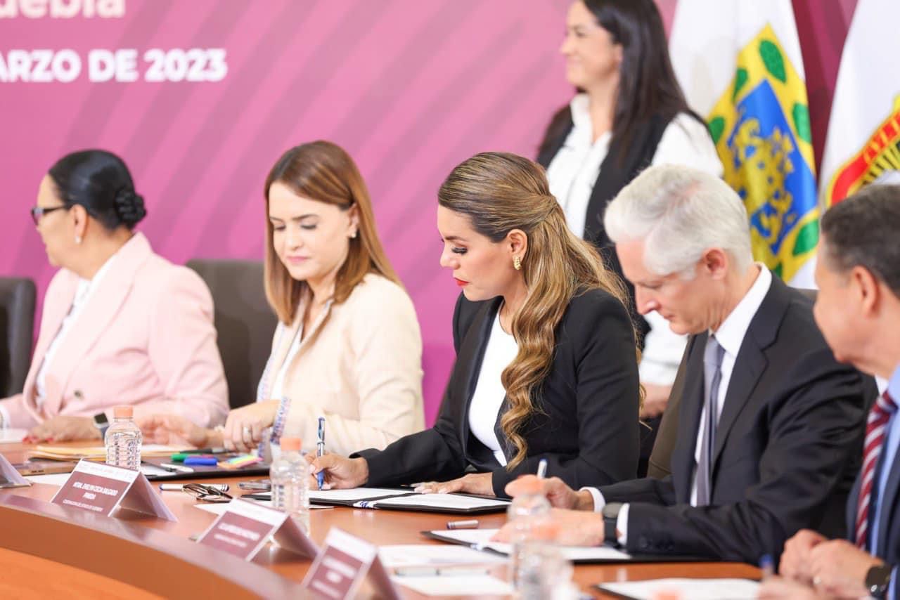 Firma Evelyn Salgado convenios de seguridad con estados limítrofes y de ...