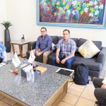 La gobernadora Evelyn Salgado Pineda al director del Hospital de la Madre y el Niño Guerrerense Carlos Michel González Jiménez,