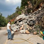 Supervisa director de CICAEG Martín Vega González trabajos de demolición de una roca que obstruía la circulación de la carretera Omiltemi – Xocomanatlán