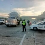 Personal de Tránsito Estatal brinda orientación y apoyo vial en la caseta de la venta