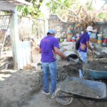 Gobierno del estado trabaja en la limpieza remoción de basura y escombro en las calles 9, 11 y 40, callejón 38 y en la barranca de la zona