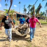 Personal de SECTUR Guerrero y restauranteros, continúan con el retiro de palmas, troncos y basura de olas playas en la zona dorada del puerto