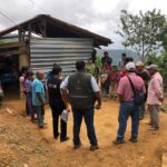 Atiende la SSG a 8 familias de Filo de Yolotepec, desplazadas de Ayutla  Chilpancingo, Gro., 10 de julio de 2024.- La Secretaría de Salud Guerrero (SSG) brindó atención médica a 8 familias de la comunidad de Filo de Yolotepec, municipio de Ayutla, con la finalidad de mejorar su salud y bienestar.  En atención a las indicaciones de la gobernadora, Evelyn Salgado Pineda, y de la secretaria de Salud, Aidé Ibarez Castro, este miércoles, una brigada médica visitó Filo de Yolotepec, donde constató que viven 8 familias cuyos integrantes suman 22 hombre y 17 mujeres, 39 personas en total.  Ahí, personal de la SSG realizó la distribución de 5 Cartillas Nacionales de Salud a niños de 0 a 9 años; aplicó 8 vacunas contra el SRP y 6 hexavalente a niños de 0 a 9 años; aplicó un método de planificación; impartió dos talleres sobre infecciones respiratorias agudas y enfermedad diarreica aguda; entregó 11 dosis de albendazol a  niños de 0 a 9 años; brindó 22 consultas médicas con resultados: 8 sanos, 9 infecciones respiratorias agudas, 3 lumbalgia aguda, 1 colitis, 1 enfermedad diarreica agua y 1 impétigo.  De acuerdo con el Centro de Derechos Humanos de la Montaña “Tlachinollan”, citado en notas periodísticas, las familias salieron de Santiago Yolotepec en el 2018 porque 10 niños tuvieron problemas con sus documentos escolares, un año después 20 familias se fueron de la comunidad y formaron Filo de Yolotepec, pero al ser desplazados la Casa de los Pueblos de Ayutla les niega el acceso a servicio médico, si no pasan antes por el Centro de Salud de su comunidad, el cual no tienen.