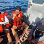 Marina rescata a tres personas frente a la bahía de Acapulco, Guerrero.