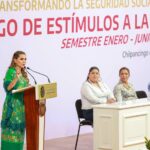Evelyn Salgado entrega estímulos a la permanencia a mil 600 servidores públicos del estado