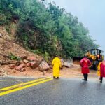 Instruye y supervisa la gobernadora Evelyn Salgado trabajos emergentes en la avenida Escénica debido a las lluvias por “John”