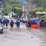 La Policía Estatal de la Secretaría de Seguridad Pública de Guerrero realiza acciones de desazolve y limpieza en la colonia Timotlán de la ciudad de Chilpancingo