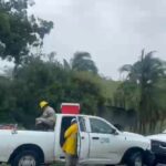 Personal de la Comisión Federal de Electricidad trabaja para restablecer la energía eléctrica en zonas afectas por el paso del huracán john