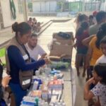 Evelyn Salgado continúa con la entrega de apoyos a damnificados por el paso del huracán John en Guerrero.