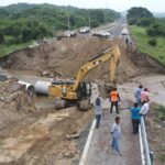 Mantiene Evelyn Salgado los trabajos para liberar vías terrestres en Guerrero