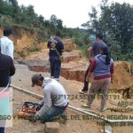 La gobernadora Evelyn Salgado atiende corte de camino en Metlatónoc tras deslave causado por el huracán John