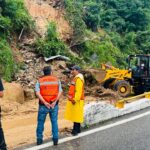 Mantiene Evelyn Salgado trabajos de remoción de escombros en vías de comunicación terrestre en Guerrero