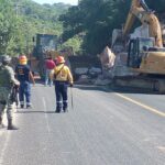 Personal de la Secretaría de Gestión Integral de Riesgos y Protección Civil atendió el reporte de derrumbe en la carretera federal México-Acapulco