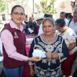 Continúa la entrega de apoyos a los artesanos de Tlapa damnificados por el huracán John