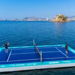 Se realiza una exhibición de Mextenis en una cancha flotante sobre la bahía de Acapulco