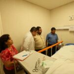 El subsecretario de Desarrollo Político, Francisco Rodríguez visita a la activista Aremy en el Hospital de Acapulco