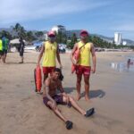 Guardavidas brindan auxilio a turista en Playa Dominguillo de Acapulco 