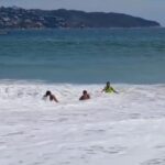 Guardavidas de la Promotora de Playas Acapulco rescata a dos jóvenes en Playa El Morro