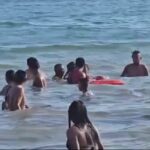 Salvavidas de la Promotora de Playas rescatan a dos turistas en la playa Hornos de Acapulco