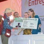 Evelyn Salgado entrega visas a 106 adultos mayores para reencontrarse con su familia en EE. UU