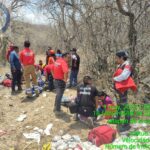 Elementos de la SGIRPCGRO atienden volcadura de autobús en la carretera Taxco-Pilcaya