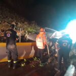 Continúan labores de retiro de material por personal del SGIRPCGRO y CAPUFE, tras el derrumbe de talud en la Autopista del Sol