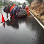 Retiraron una piedra en la Avenida Escénica de Acapulco la cual obstruía un carril. 