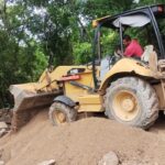 El titular de IGIFE Benjamín Guinto Nava, acompañado por personal de la dependencia, retiro material de deslave