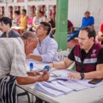 Entrega SAGADEGRO apoyos a buzos afectados por mar de fondo en la Costa Chica