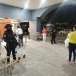 En Acapulco, elementos de la Policía Estatal brindan seguridad y vigilancia a tiendas de autoservicio y departamentales