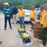 El titular de SEMAREN Ángel Almazán Juárez, entregó generadores eléctricos en comunidades de Tecoanapa.