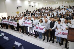 Entrega de reconocimientos en la ceremonia estatal