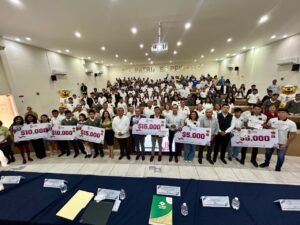 Fotografía grupal de finalistas y autoridades