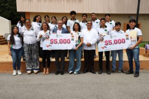 Estudiantes premiados con cheques simbólicos
