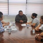 Subsecretario Francisco Rodríguez Cisneros atiende a madre de familia por caso de supuesta negligencia en el IECan