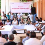 El gobierno del estado entrega luminarias en Coyuca de Catalán para garantizar espacios públicos seguros