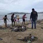 Recolecta Promotora de Playas residuos en franja de arena tras lluvias en Acapulco
