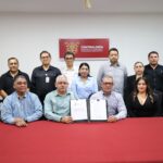 Contraloría entrega el Código de Conducta al FIDACA Y AL INGE Guerrero