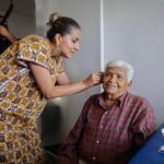Liz Salgado entrega aparatos auditivos a beneficiarios del programa “Oye y Transforma” en la Región Norte