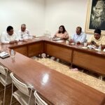 Francisco Rodríguez Cisneros, junto al secretario de Educación Guerrero, Ricardo Castillo Peña, sostuvo un encuentro con integrantes de la CETEG