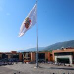 Evelyn Salgado iza bandera monumental del escudo de Guerrero en el 176 Aniversario de la Erección del estado