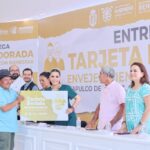 Entrega Evelyn Salgado Pineda la Tarjeta Dorada a adultos mayores de Acapulco
