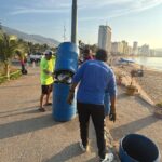 Promotora de Playas Acapulco realiza labores de barrido manual y recolección de desechos sólidos en la franja de arena