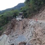 La CICAEG repara puntos afectados en la carretera Taxco- Ixcateopan